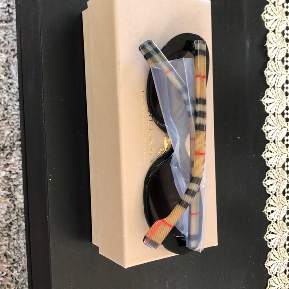 Brand New Burberry Sunglasses - Picture 4 of 5